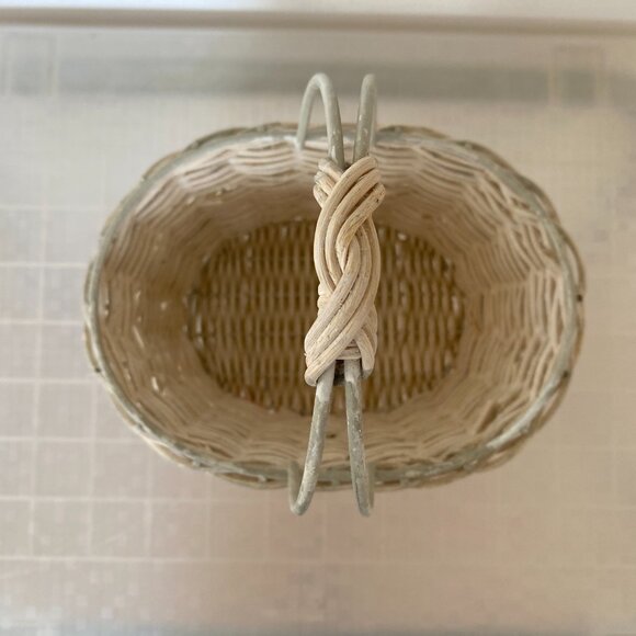 Bathroom Wicker Basket With Handle & 3-D Rose Design - Picture 5 of 7
